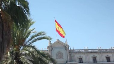 Bir binanın çatısında İspanyol bayrağı