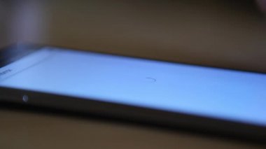 adam cep telefonu üzerinde kaydırma 