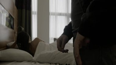 Adam arka plan kadında ile para sayma