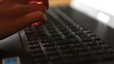 Dizüstü bilgisayarda klavyede yazılıyor