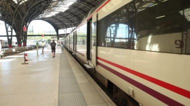 Şehir tren kullanarak yolcu 