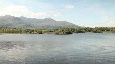 Sakin göl'de dağ panorama