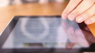 Tablet kullanan adam