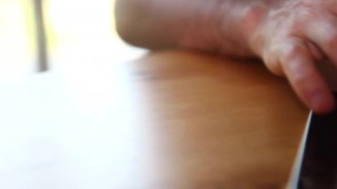 Tablet kullanan adam