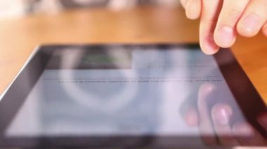 Tablet kullanan adam