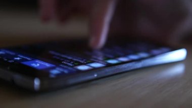 adam cep telefonu üzerinde kaydırma 