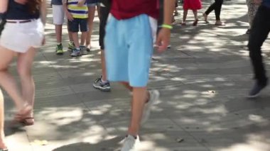 Şehir sokaklarında yürüyen insanlar