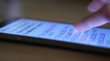 adam cep telefonu üzerinde kaydırma 