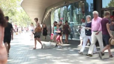 Barselona Caddesi üzerinde yürüyen insanlar
