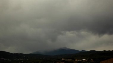 Zaman atlamalı bulutlar Dağların üzerinden şekillendirme 