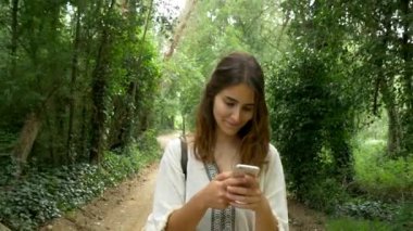 Ormanda Smartphone kullanan kız