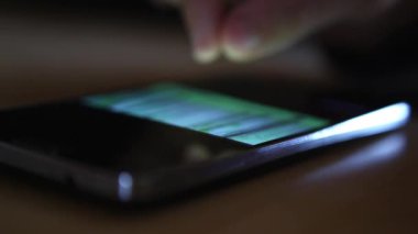 adam cep telefonu üzerinde kaydırma 