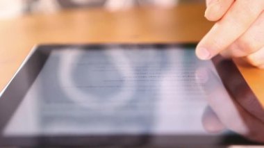 Tablet kullanan adam