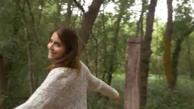 Kız ormanda yürüyüş