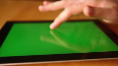 Tablet kullanan adam