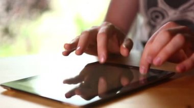 Tablet kullanan adam