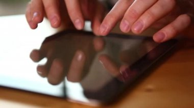 Tablet kullanan adam