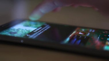 adam cep telefonu üzerinde kaydırma 