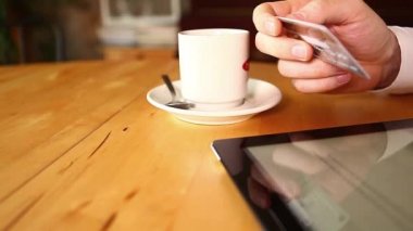 Tablet ve kredi kartı kullanarak iş adamı