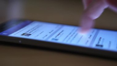adam cep telefonu üzerinde kaydırma 