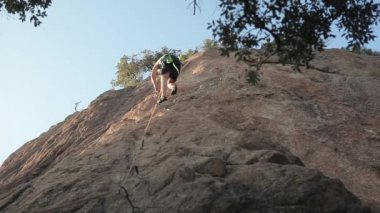 genç adam üzerinde kaya tırmanışı