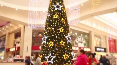 İnsanlar Noel öncesi alışveriş