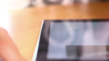 Tablet kullanan adam