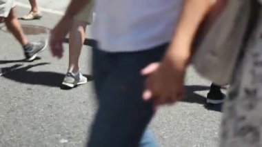 Şehir sokaklarında yürüyen insanlar