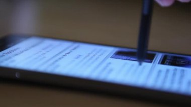 Ekran kalemi cep telefonu kullanan adam 