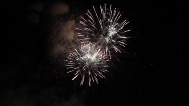 Gece gökyüzünde parlak havai fişekler