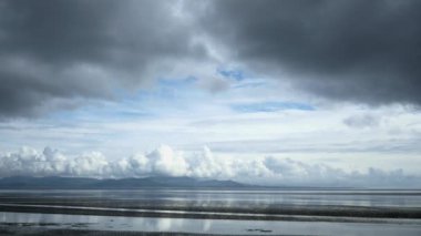Bulutlar üzerinde plaj timelapse şekillendirme