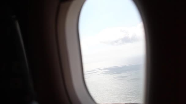 Beaux nuages sur ciel bleu 