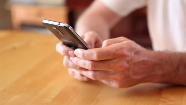 Homme tapant sur le téléphone mobile — Video