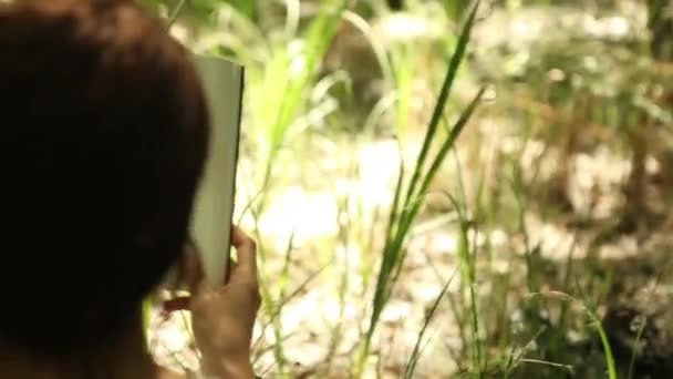 Menina lendo na floresta — Vídeo de Stock