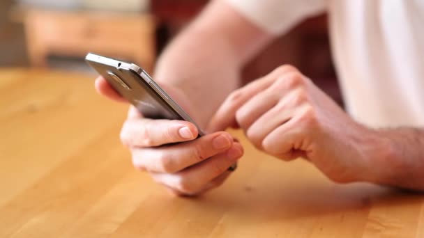 Homme tapant sur le téléphone mobile — Video