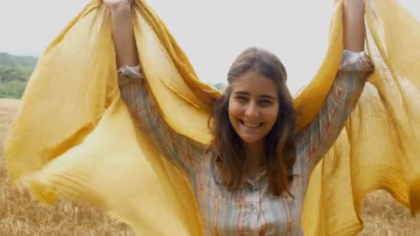 Hermosa chica en el campo de trigo — Vídeo de stock