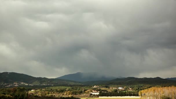 Nubes de lapso de tiempo formándose sobre montañas — Vídeos de Stock
