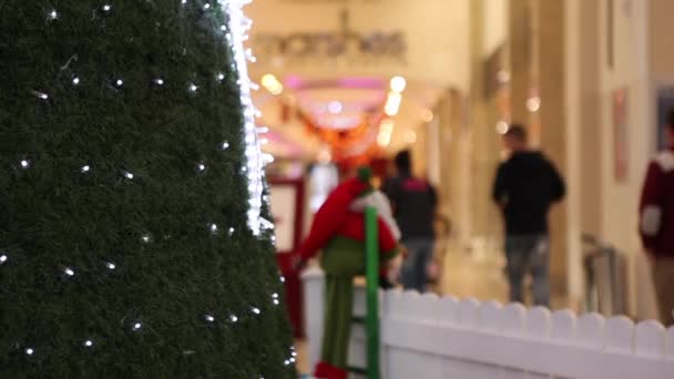 Krásný vánoční strom v nákupní centrum — Stock video