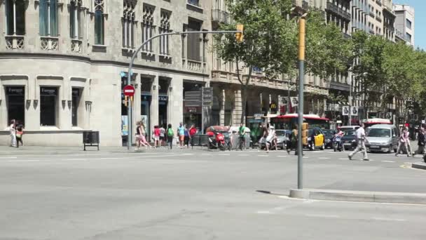 Trânsito de rua na cidade de Barcelona — Vídeo de Stock