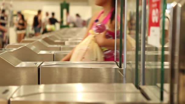 Mensen met behulp van de ticket gate op station — Stockvideo