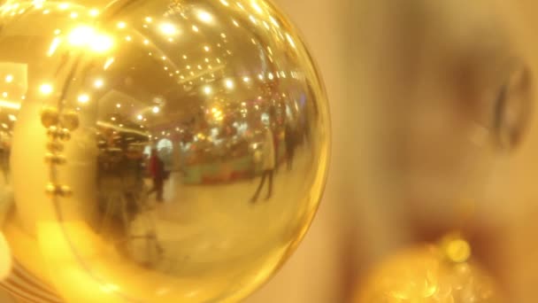Christmas ball with people reflection — Stock Video