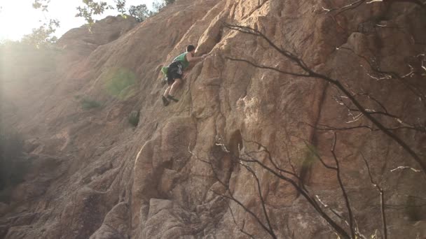 Genç Adam Üzerinde Kaya Tırmanışı — Stok video