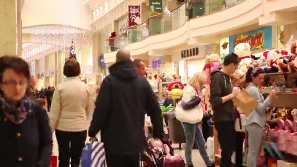 Zaman atlamalı insan Noel öncesi alışveriş — Stok video
