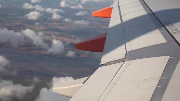 Ala del avión sobre un fondo del cielo — Vídeos de Stock