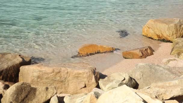 Kamenné moře pláž a vlny — Stock video