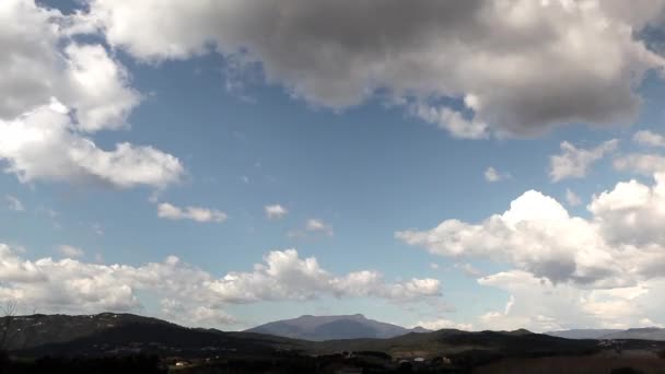 Time lapse clouds forming over mountains — Stock Video
