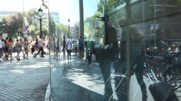 Mensen lopen op Barcelona street — Stockvideo