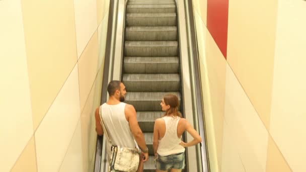 Personnes en escalator à la gare — Video