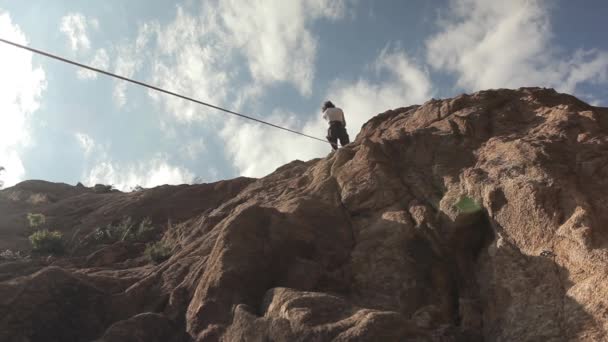 Genç Kadın Kayaya Tırmanıyor — Stok video