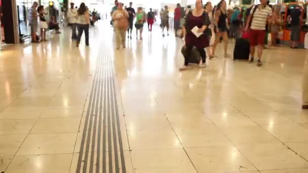 Persone che camminano alla stazione ferroviaria di Barcellona — Video Stock